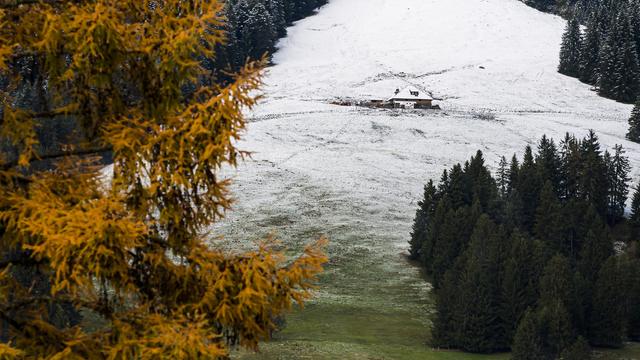 Les Préalpes fribourgeoises à moitié enneigées. [Keystone - Jean-Christophe Bott]