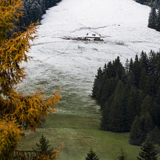 Les Préalpes fribourgeoises à moitié enneigées. [Keystone - Jean-Christophe Bott]