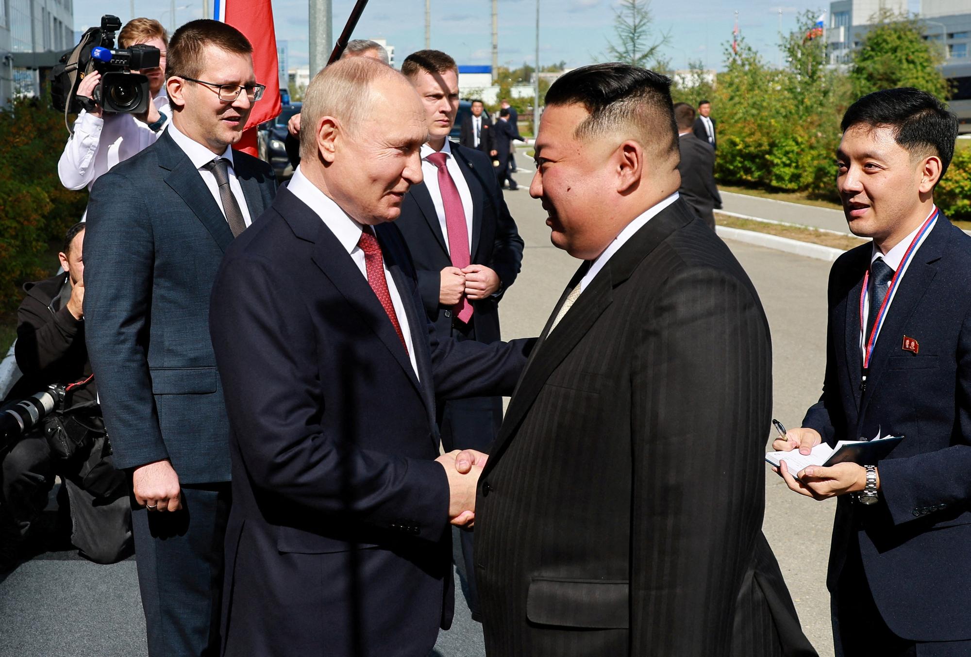 Vladimir Poutine et Kim Jong-un se sont rencontrés mercredi au cosmodrome russe de Vostotchny. [Reuters - Sputnik/Vladimir Smirnov]