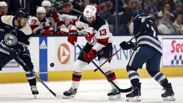 Nico Hischier, en forme, se joue ici de Cole Sillinge et de Justin Danforth. [AP - Paul Vernon]