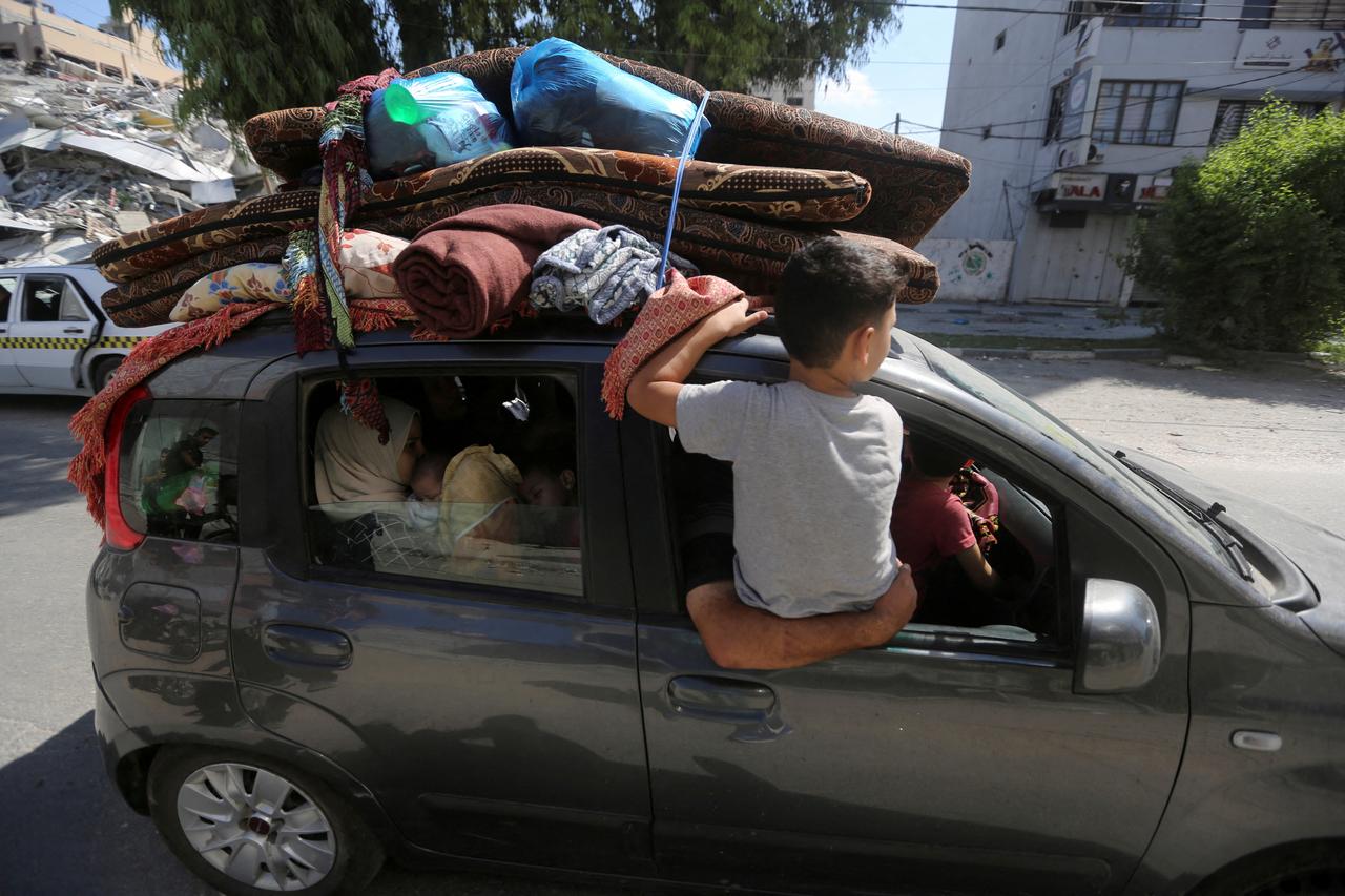 Des Palestiniens fuient leurs maisons en direction de la partie sud de la bande de Gaza après l'appel d'Israël à plus d'un million de civils du nord de Gaza à se déplacer vers le sud dans les 24 heures, le 13 octobre 2023. [REUTERS - AHMED ZAKOT]