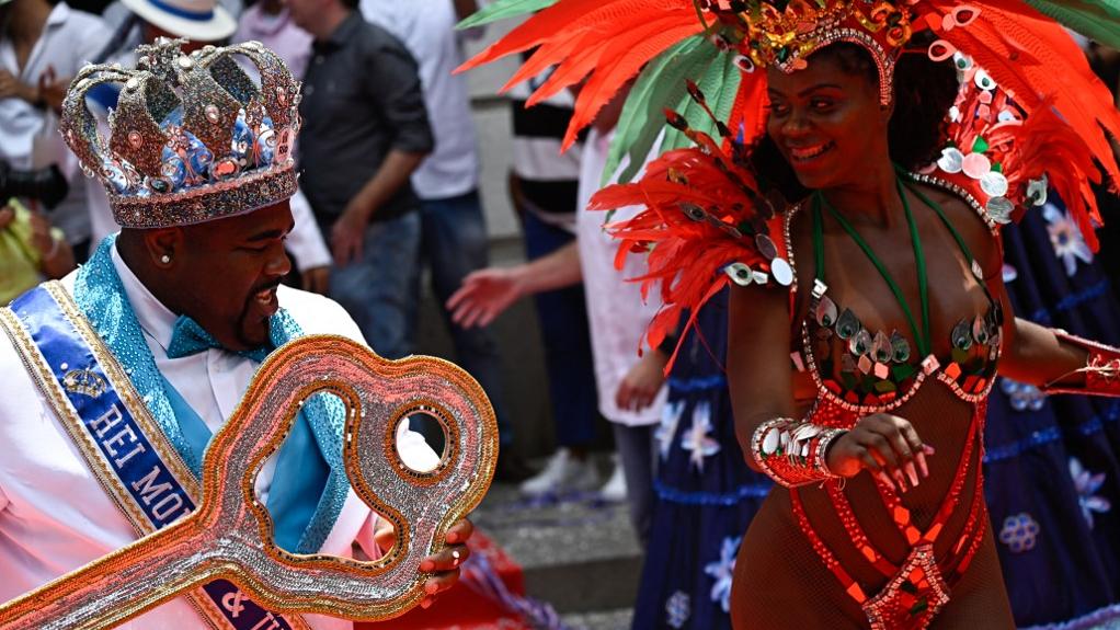 Le roi Momo Djeferson Mendes da Silva, symbole du carnaval de Rio de Janeiro, tient les clés de la ville lors de la cérémonie officielle d'ouverture du carnaval au Palais municipal de Rio, au Brésil, le 17 février 2023. [AFP - Mauro Pimentel]