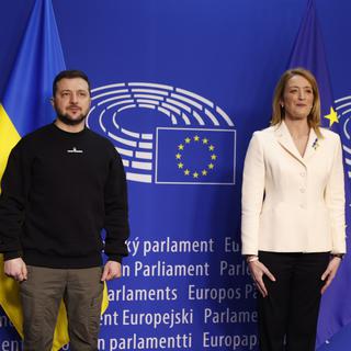 Volodymyr Zelensky a été reçu au Parlement européen par Roberta Metsola. [Keystone - Julien Warnand]
