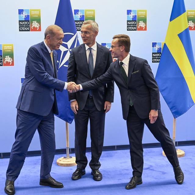 Après un an de négociations, la Turquie lève finalement son veto contre l’intégration de la Suède à l’OTAN. [AP/Keystone - Henrik Montgomery]