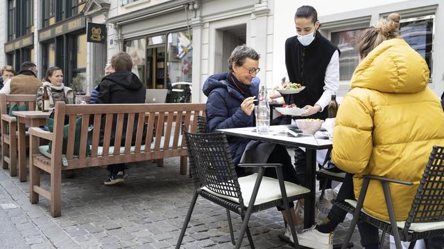 Les métiers de l'hôtellerie et de la restauration affichent un taux de chômage élevé. [Keystone - Gaetan Bally]