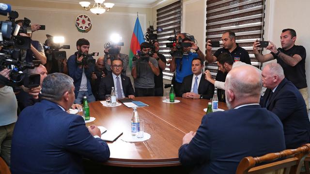 Des représentants azerbaïdjanais et des membres de la délégation des Arméniens du Haut-Karabakh assistent aux pourparlers dans la ville de Yevlakh, en Azerbaïdjan, le 21 septembre 2023 [Reuters]