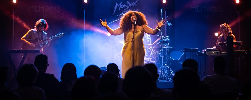 La chanteuse Danielle Ponder sur la scène Memphis du Montreux Jazz Festival le 4 juillet 2023. [FFJM 2023 - Lou Barthelemy]