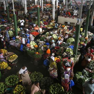 Mercredi 18 janvier: des personnes vendent des fruits et des légumes sur le marché d'Adjame à Abidjan, en Côte d'Ivoire. [Keystone - EPA/LEGNAN KOULA]