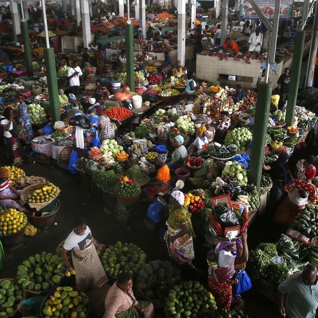 Mercredi 18 janvier: des personnes vendent des fruits et des légumes sur le marché d'Adjame à Abidjan, en Côte d'Ivoire. [Keystone - EPA/LEGNAN KOULA]
