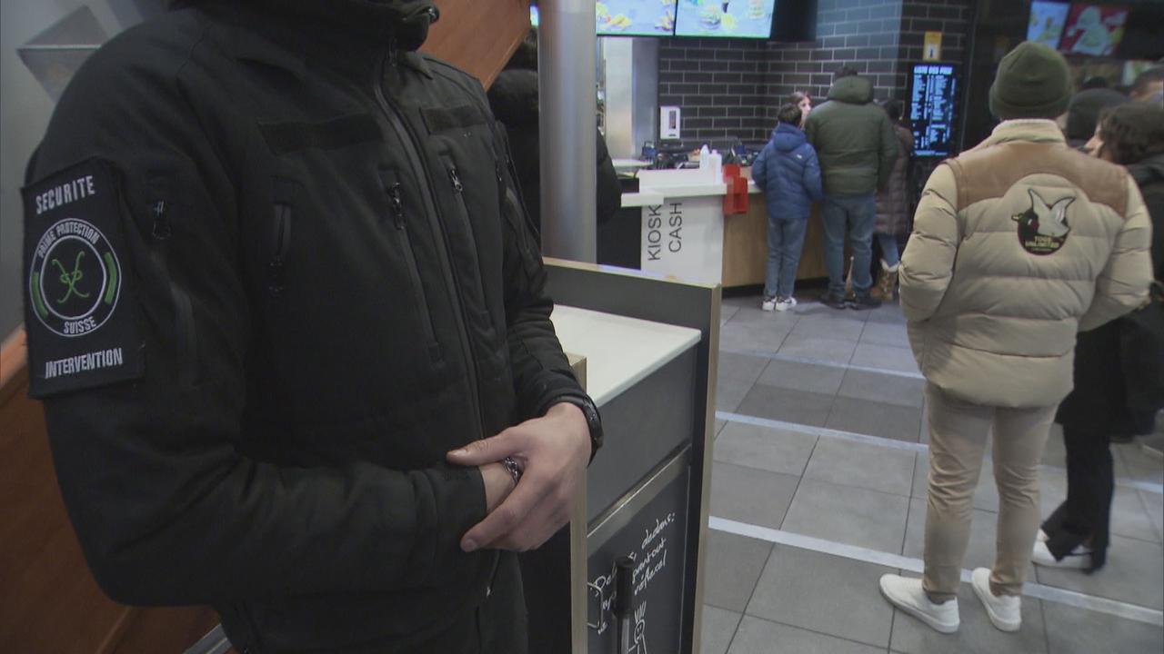 Des agents de sécurité privés sont appelés dans les McDonald's lors de fortes affluences, où dans les horaires de nuit, comme ici, à Plainpalais (GE). [RTS]