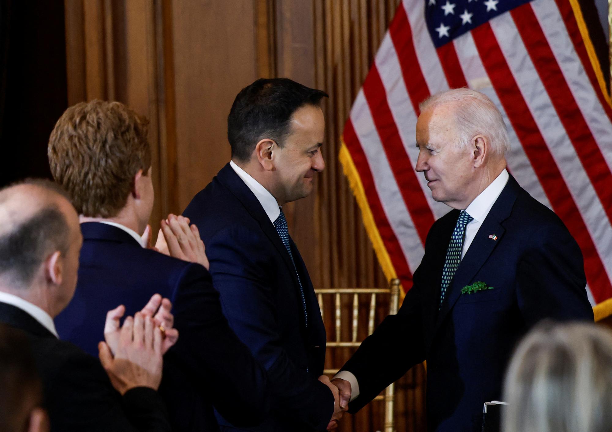 Le président américain Joe Biden salue le Premier ministre irlandais Leo Varadkar lors du déjeuner annuel des Amis de l'Irlande au Capitole, à Washington, le 17 mars 2023. [reuters - Evelyn Hockstein]