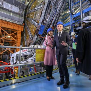 Emmanuel Macron a visité le CERN pour terminer sa visite d'Etat en Suisse. [Keystone - POOL/Martial Trezzini]