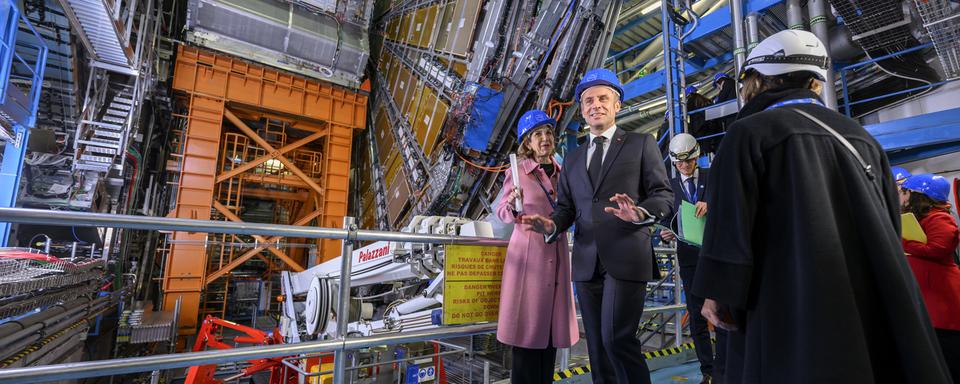 Emmanuel Macron a visité le CERN pour terminer sa visite d'Etat en Suisse. [Keystone - POOL/Martial Trezzini]