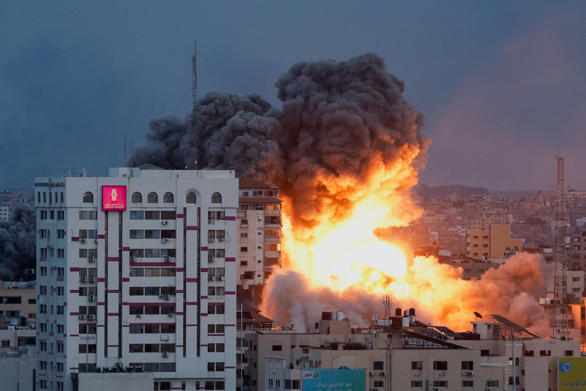 Une frappe israélienne dans la ville de Gaza le 7 octobre 2023. [Reuters - Mohammed Salem]