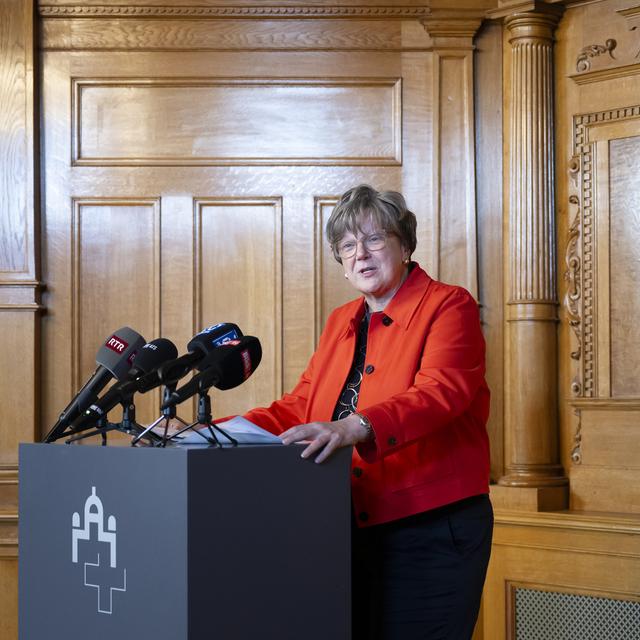 La conseillère aux Etats Isabelle Chassot, centre-FR, et présidente de la Commission d'enquête parlementaire (CEP), lors de la conférence de presse du 13 juillet 2023 au Palais fédéral. [Keystone - Anthony Anex]