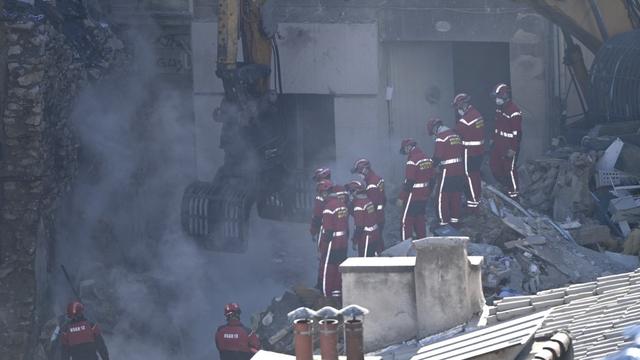 Des pompiers à pied d'oeuvre pour rechercher les personnes portées disparues. [AFP - Clément Mahoudeau]