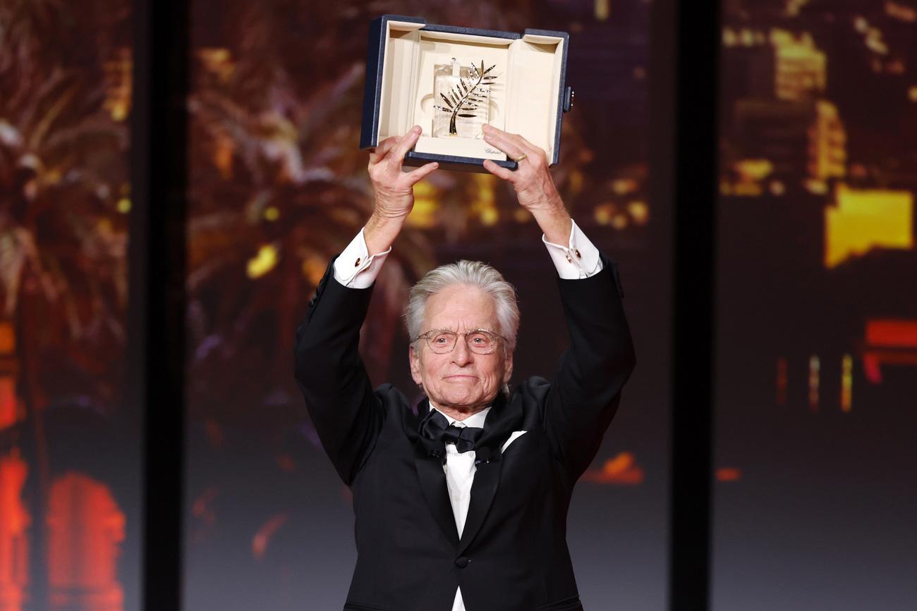 L'acteur américain Michael Douglas a reçu une Palme d'or d'honneur lors de la cérémonie d'ouverture de la 76e édition du Festival de Cannes. [EPA/Keystone - Sebastien Nogier]