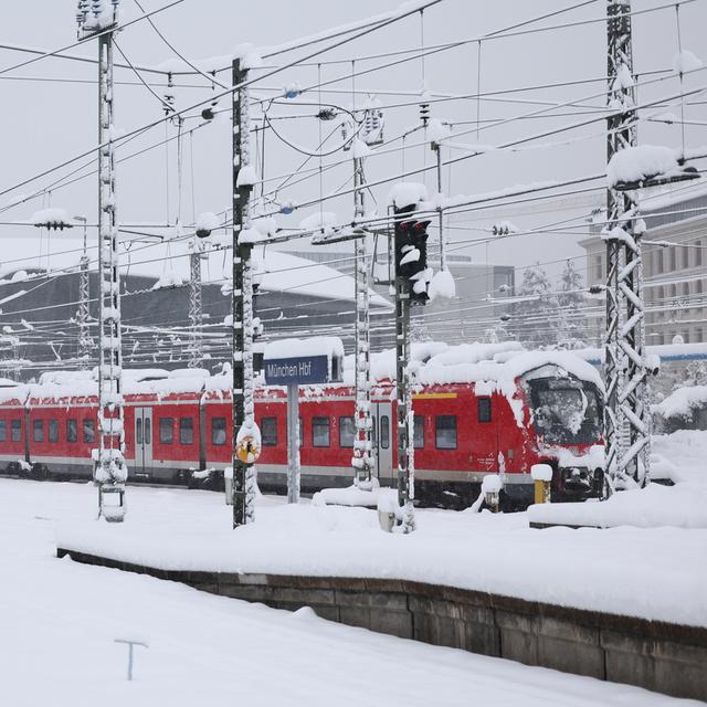 Trafic ferroviaire perturbé en Suisse orientale à cause de la neige. [Keystone - Anna Szilagyi]