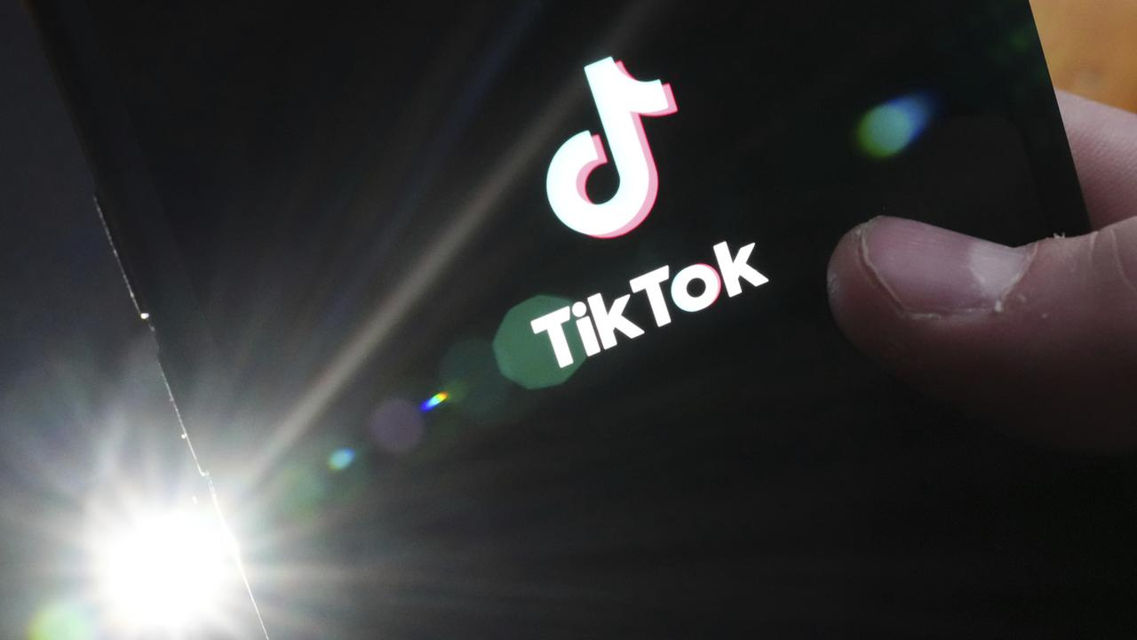 La France interdit à son tour l'application TikTok pour ses fonctionnaires. [Keystone - Sean Kilpatrick/The Canadian Press via AP]