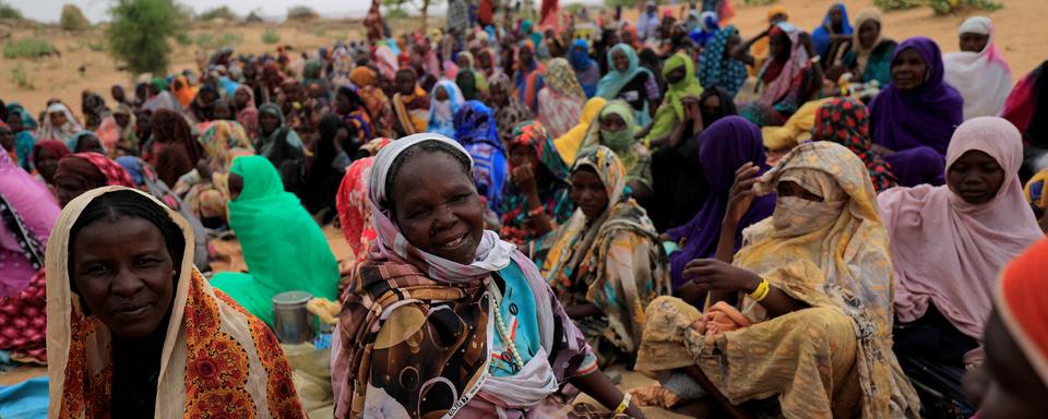 Des réfugiées soudanaise qui cherchent refuge au Tchad sont photographiées près de la frontière avec le Soudan, le 11 mai 2023. [reuters - Zohra Bensemra]