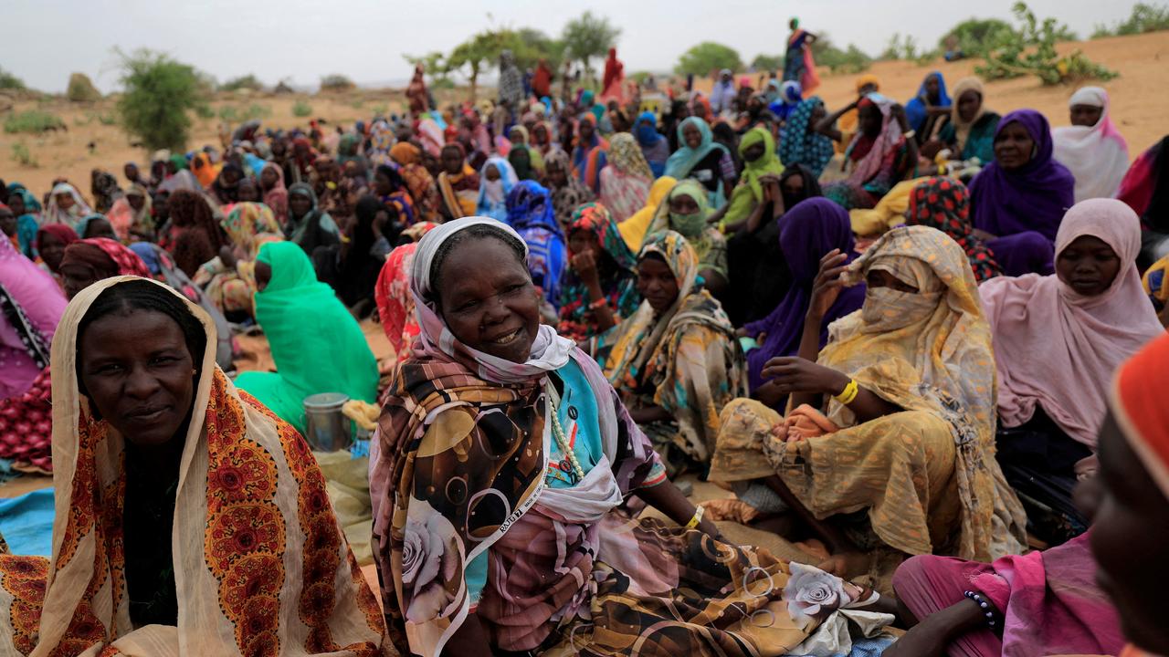 Des réfugiées soudanaise qui cherchent refuge au Tchad sont photographiées près de la frontière avec le Soudan, le 11 mai 2023. [reuters - Zohra Bensemra]
