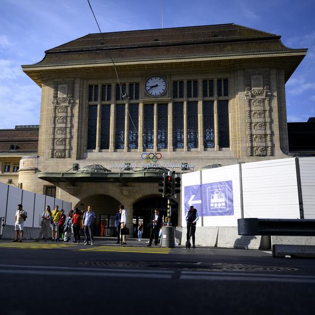 Les CFF et la Confédération assumeront les coûts supplémentaires liés au retard et à l'adaptation du projet du chantier de la gare de Lausanne. [Keystone - Laurent Gillieron]