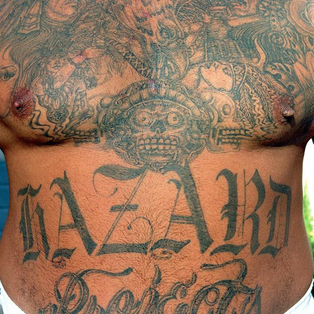 Torse d'un homme avec la tatouage du gang Hazard Grande. [AFP - Hector Mata]