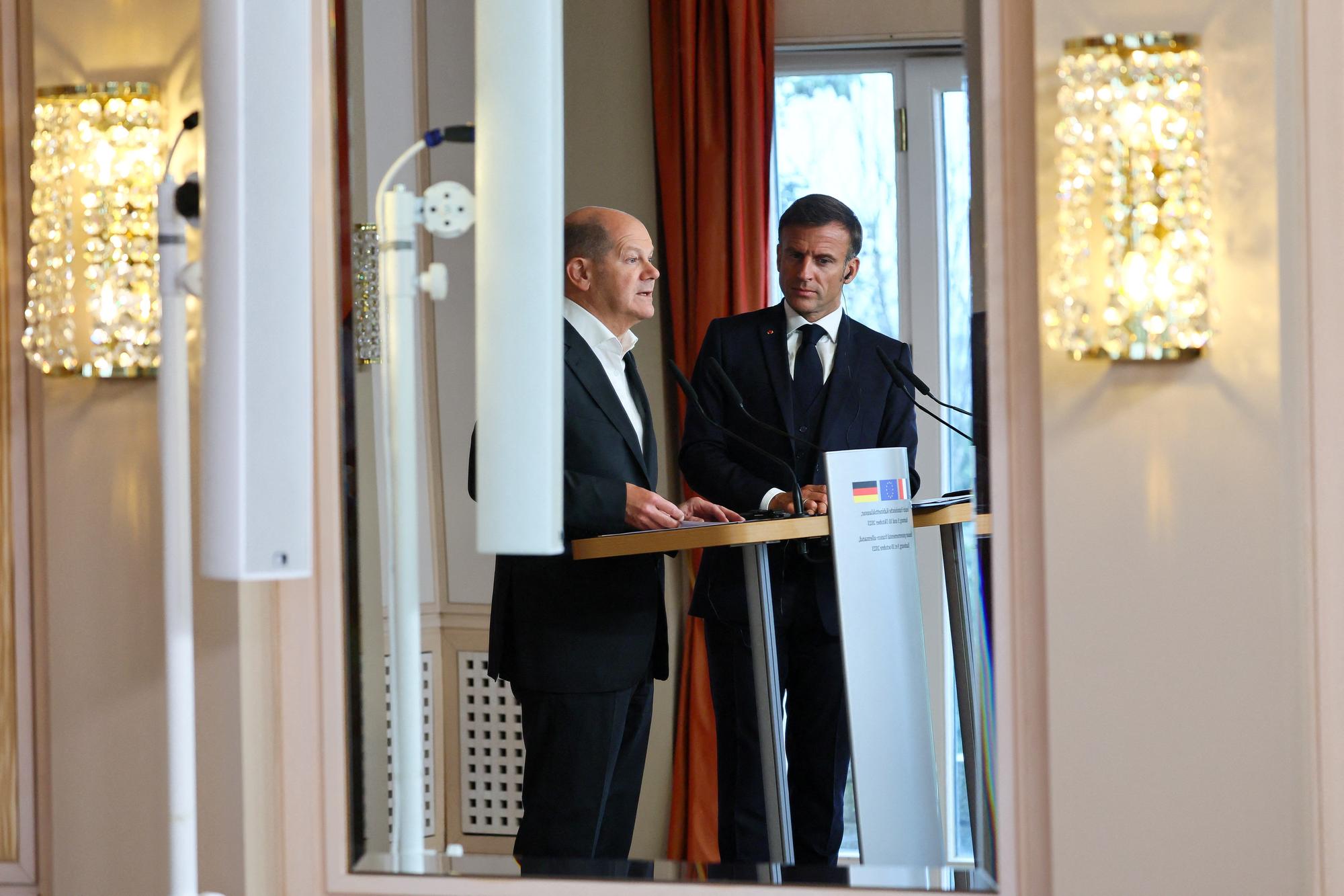 Le chancelier allemand Olaf Scholz et le président français Emmanuel Macron lors d'une conférence de presse à l'issue d'une réunion gouvernementale de deux jours dans la ville portuaire de Hambourg, dans le nord de l'Allemagne, le 10 octobre 2023. [reuters - Wolfgang Rattay]