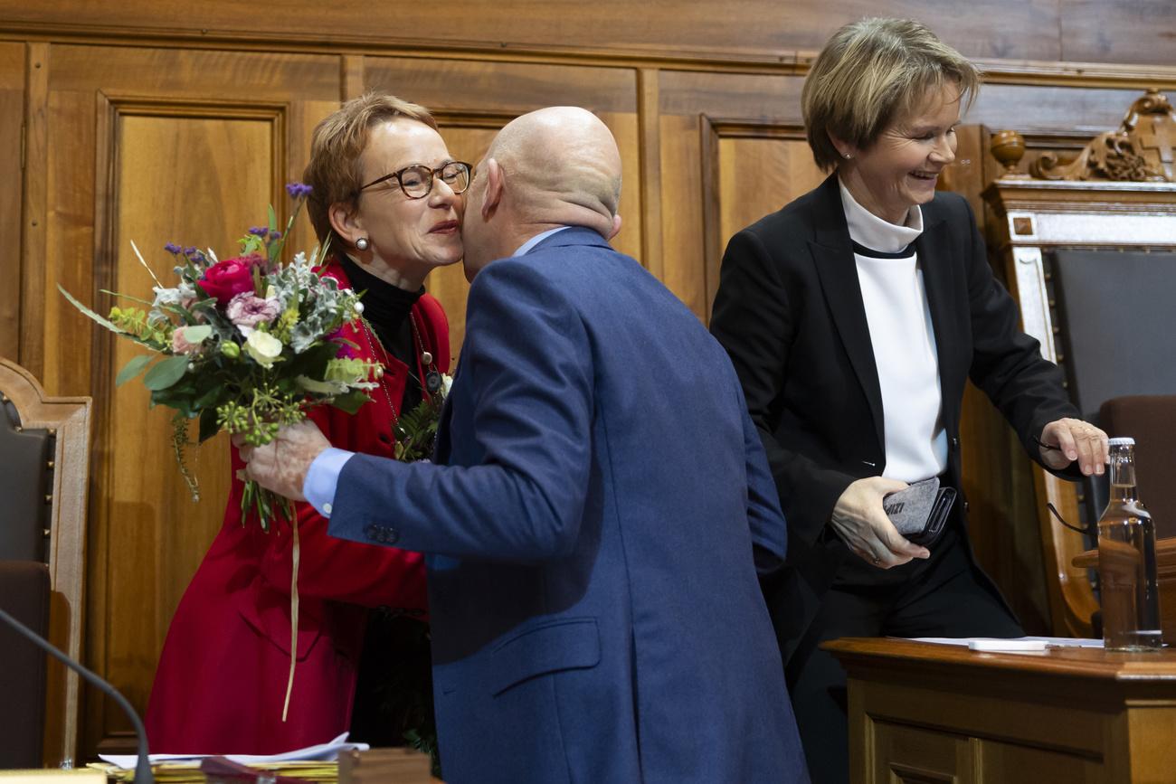 Eva Herzog félicitée par son collège de parti Daniel Jositsch. [Keystone - Peter Klaunzer]