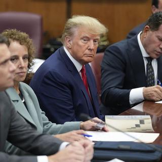 Le président Donald Trump assis à la table de la défense avec son équipe lors de l'audition du tribunal de Manhattan, à New York. [afp - Seth Wenig]