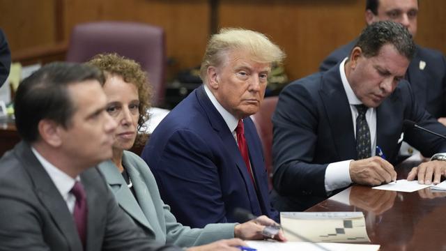 Le président Donald Trump assis à la table de la défense avec son équipe lors de l'audition du tribunal de Manhattan, à New York. [afp - Seth Wenig]