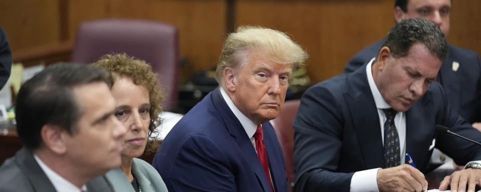 Le président Donald Trump assis à la table de la défense avec son équipe lors de l'audition du tribunal de Manhattan, à New York. [afp - Seth Wenig]