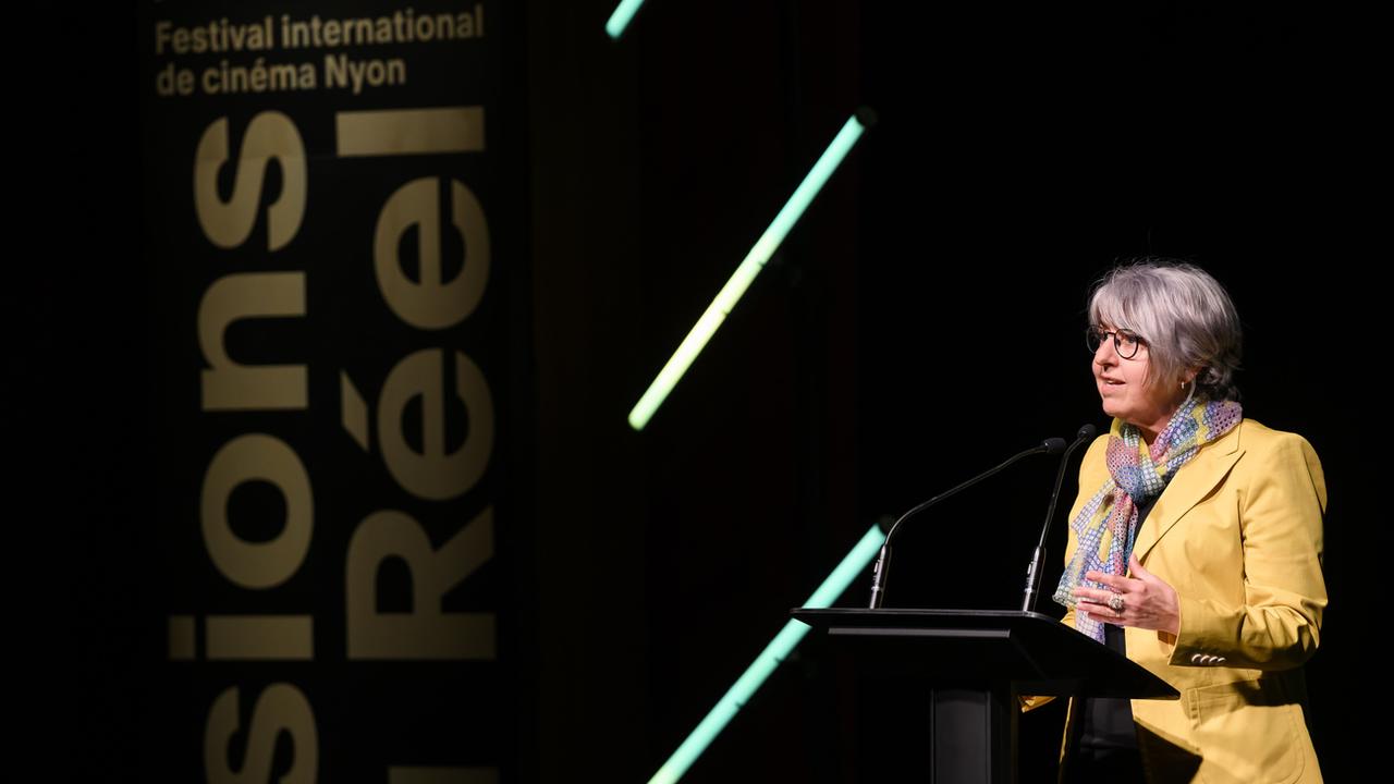La conseillère fédérale Elisabeth Baume-Schneider lors de la cérémonie d'ouverture du Festival international de cinéma documentaire Visions du Réel, au Théâtre de Marens, vendredi 21 avril 2023, à Nyon. [Keystone - Jean-Christophe Bott]