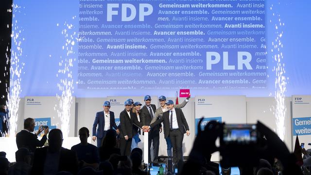 Le conseiller national PLR sortant Philippe Nantermod, à droite de la photo, brigue un troisième mandat (image d'illustration). [Keystone - Anthony Anex]
