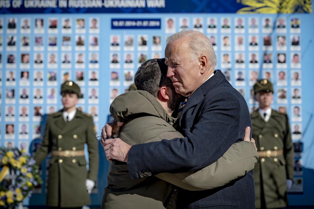 Joe Biden a retrouvé Volodymyr Zelensky à Kiev le 20 février 2023 pour lui réaffirmer son soutien à l'Ukraine. [Keystone - Epa Ukraine]