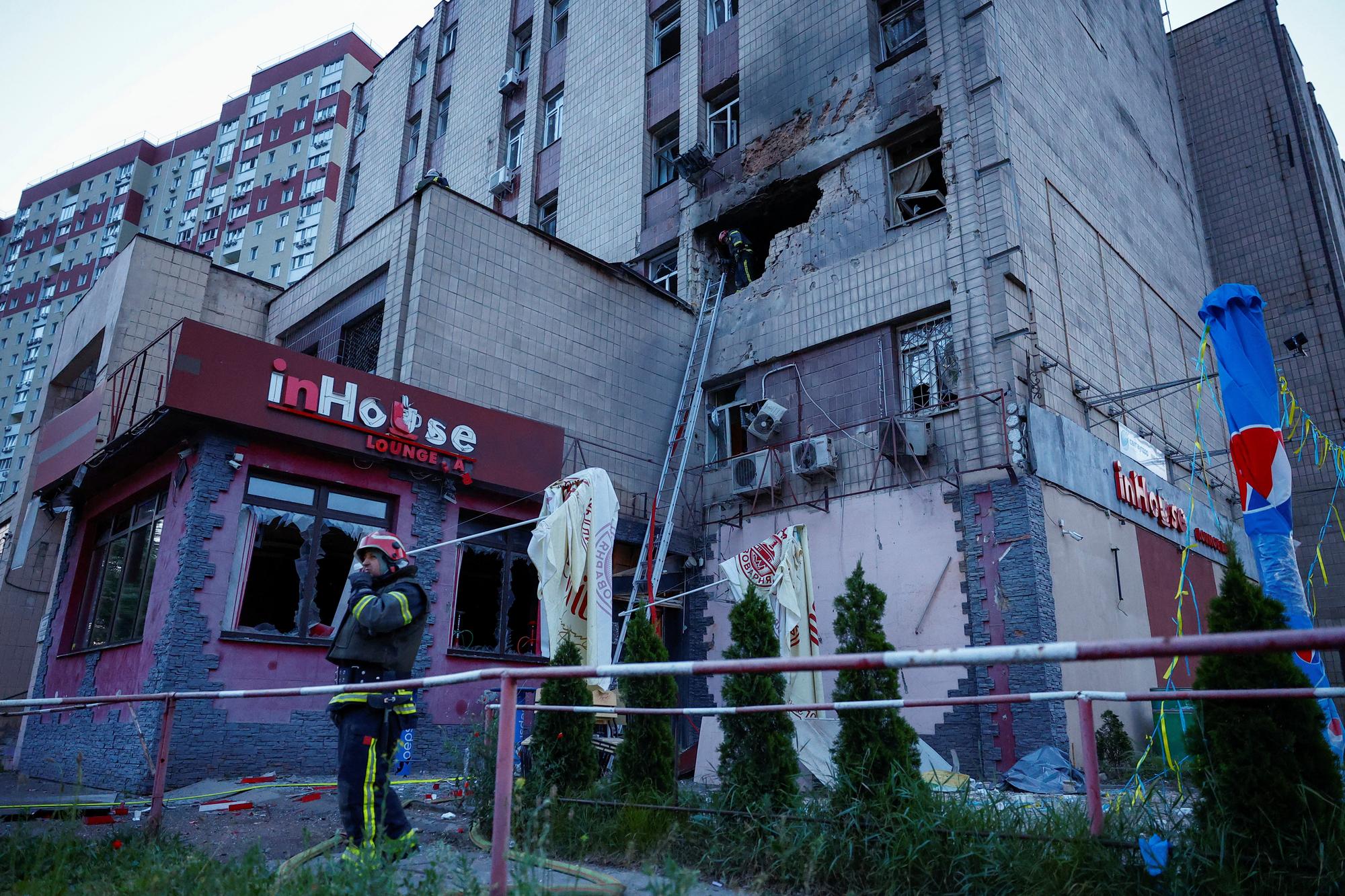 Un bâtiment endommagé lors de l'attaque de drones sur Kiev. [Reuters - Valentyn Ogirenko]