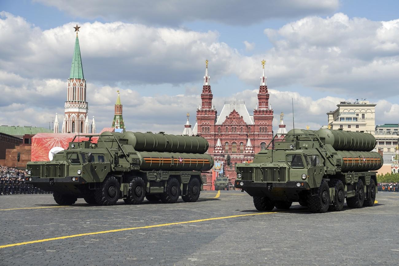 Des camions lance-missiles du système de défense antiaérien S-400, le 9 mai 2023, lors de la parade militaire à Moscou commémorant la victoire lors de la Deuxième Guerre mondiale. [Keystone - Pelagia Tikhonova/AP]