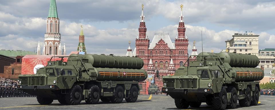 Des camions lance-missiles du système de défense antiaérien S-400, le 9 mai 2023, lors de la parade militaire à Moscou commémorant la victoire lors de la Deuxième Guerre mondiale. [Keystone - Pelagia Tikhonova/AP]