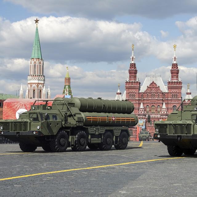 Des camions lance-missiles du système de défense antiaérien S-400, le 9 mai 2023, lors de la parade militaire à Moscou commémorant la victoire lors de la Deuxième Guerre mondiale. [Keystone - Pelagia Tikhonova/AP]