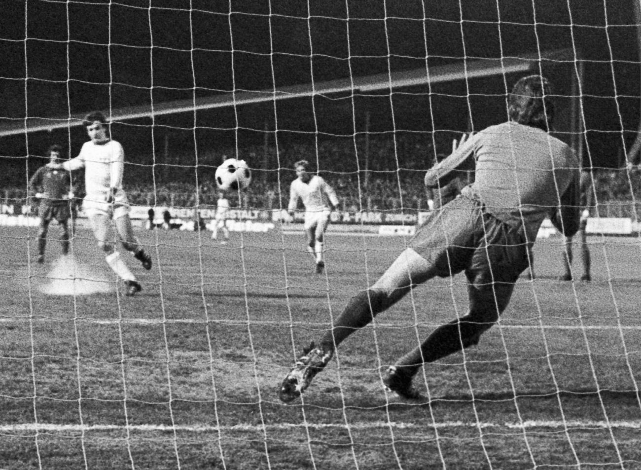 En 1977, sur penalty, Peter Risi devient le 1er Suisse de l'histoire à marquer en demi-finales de la Ligue des champions. [KEYSTONE - STR]
