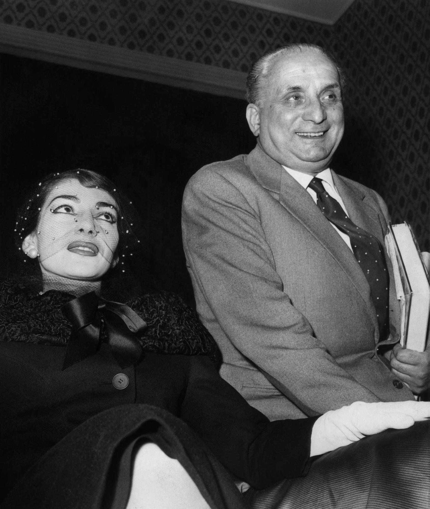 Le 8 janvier 1958, quelques jours après sa désagréable soirée à l'opéra de Rome, Maria Callas, accompagnée par son mari Giovanni Battista Meneghini, donne une conférence de presse dans leur hôtel. [AFP]
