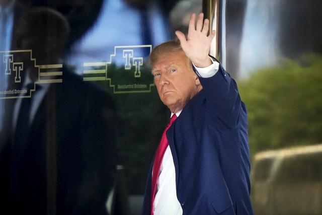 L'ancien président à son arrivée à la Trump Tower à New York, lundi 03.04.2023. [AP/Keystone - Bryan Woolston]