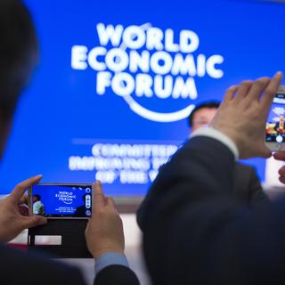 Un quart des emplois dans le monde devraient changer d'ici 2027, selon un sondage mené par le Forum économique mondial (WEF). [Keystone - Gaetan Bally]