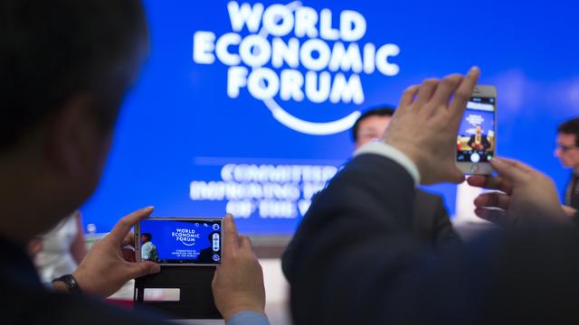 Un quart des emplois dans le monde devraient changer d'ici 2027, selon un sondage mené par le Forum économique mondial (WEF). [Keystone - Gaetan Bally]