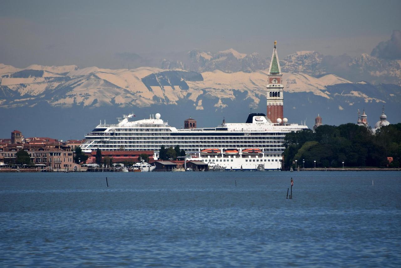 La présence de bateaux de croisière menace la fragile lagune de Venise. [Keystone - Andrea Merola/EPA]