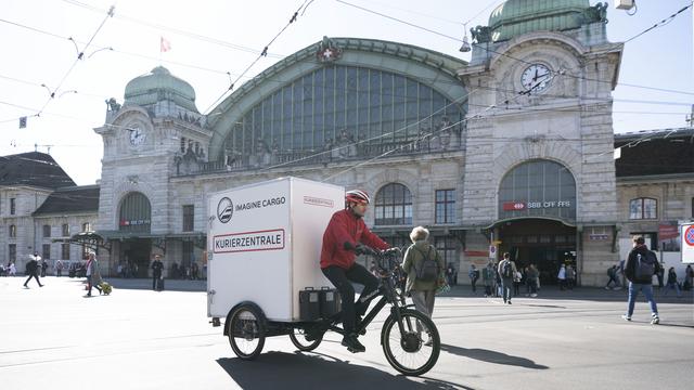 Fait-il autoriser les vélos cargo lourds à emprunter les pistes cyclables? [Keystone - Christian Beutler]