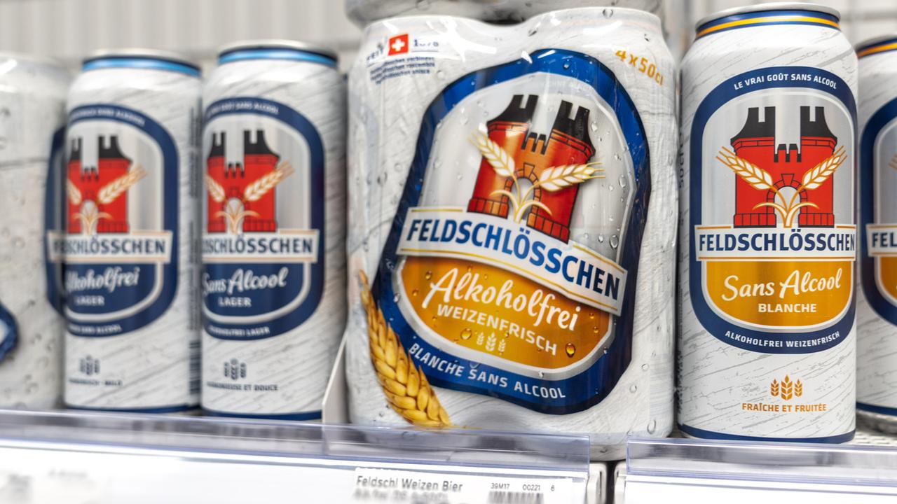 La distribution de bières Feldschlösschen sans alcool à des mineurs à Genève interpelle. [Keystone - Feldschlösschen]