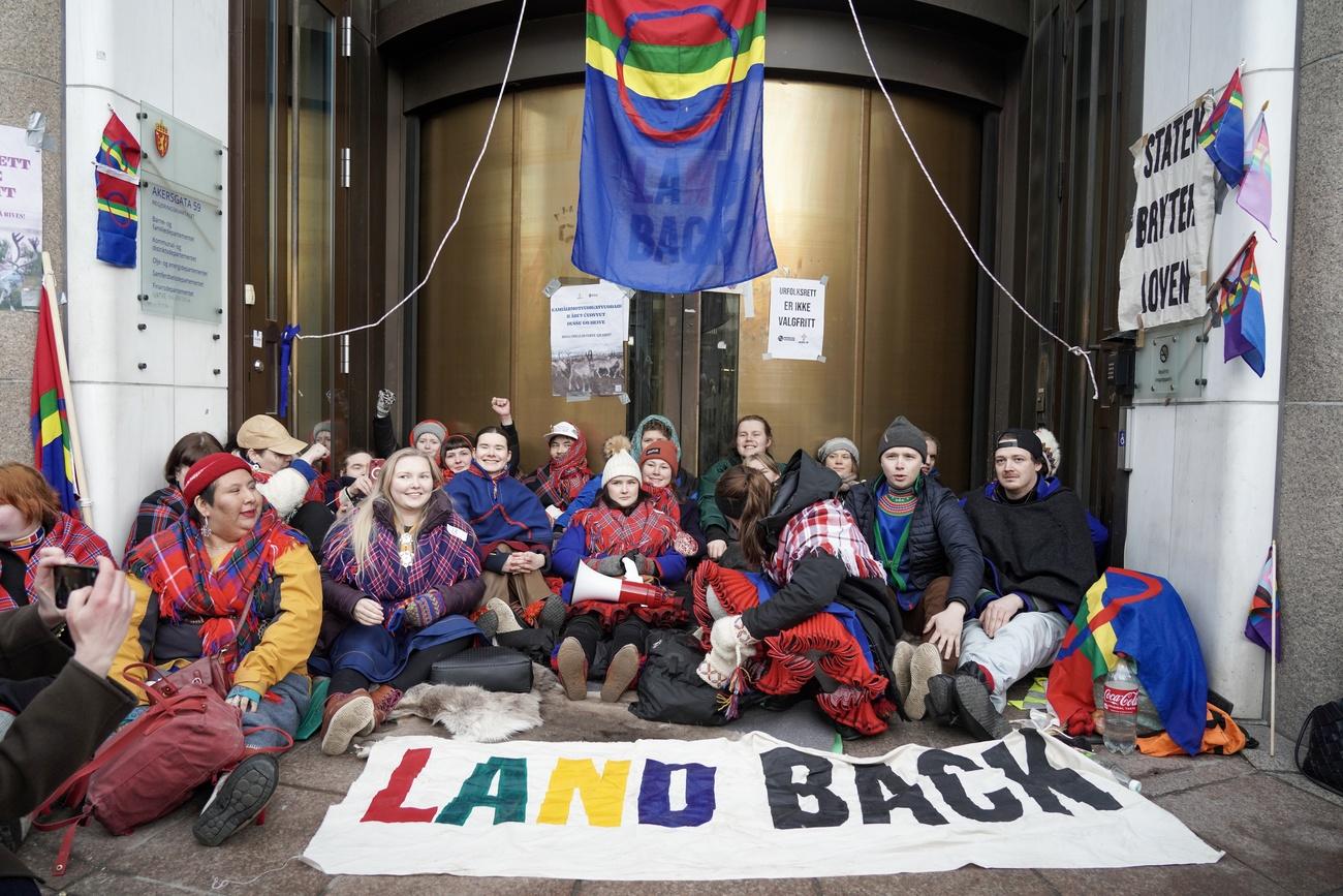 Des militants bloquent les entrées du ministère du Pétrole et de l'Énergie à Oslo, en Norvège, le 27 février 2023. [Keystone - Ole Berg-Rusten / EPA]