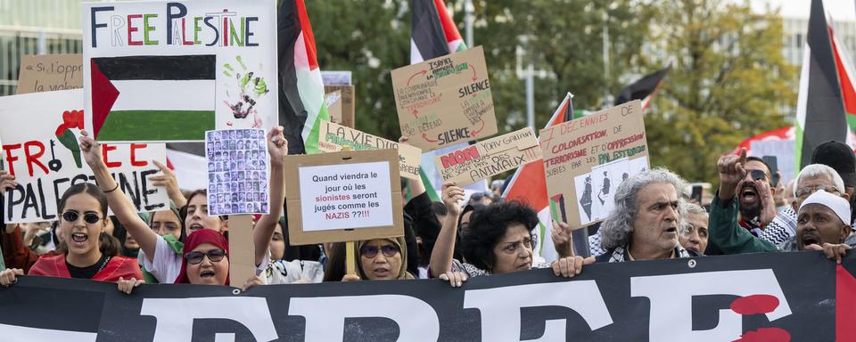 A Genève, des manifestants pro-palestiniens fustigent la décision du Conseil fédéral sur le Hamas. [keystone - Martial Trezzini]