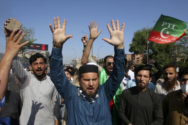 Des centaines de partisans du PTI sont descendus dans la rue pour afficher leur soutien à Imran Khan. [Keystone - Muhammad Sajjad - AP Photo]